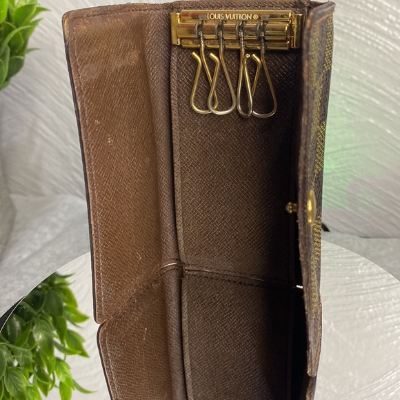EUC🖤 Louis Vuitton key holder luxury item - Picture 4 of 5